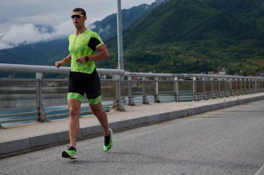 Sokakta koşan triatlon atleti