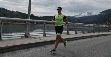 Sokakta koşan triatlon atleti