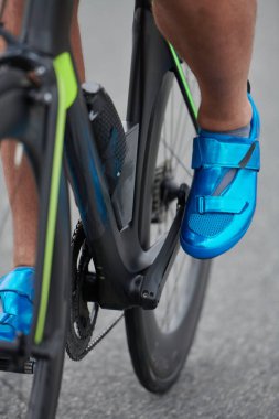 Sabah antrenmanında bisiklet süren triatlon sporcusu.