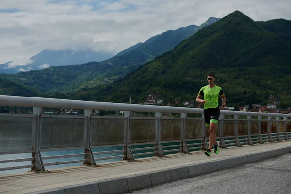 Athlète de triathlon qui court dans la rue — Photo