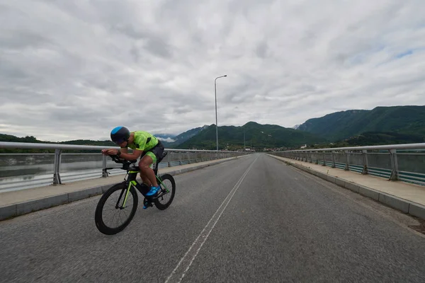 Triathlet beim morgendlichen Training mit dem Fahrrad — Stockfoto