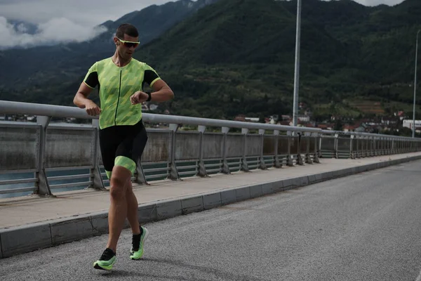 Triathlon atleta działa na ulicy — Zdjęcie stockowe