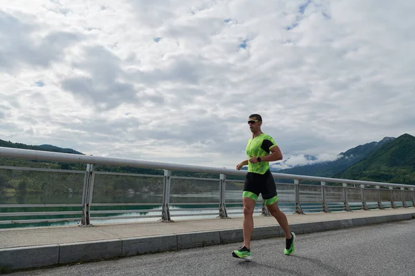 Triathlet läuft auf Straße — Stockfoto