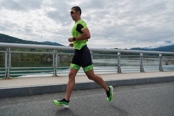 Triatlon atleet draait op straat — Stockfoto