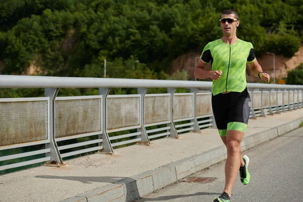 Athlète de triathlon qui court dans la rue — Photo