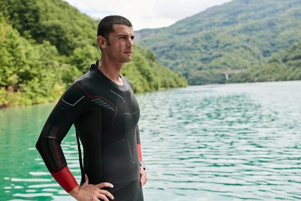 Retrato de nadador de triatleta con traje de neopreno en el entrenamiento —  Fotos de Stock