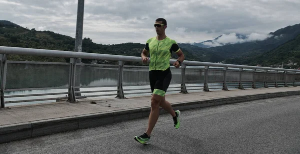 Athlète de triathlon qui court dans la rue — Photo