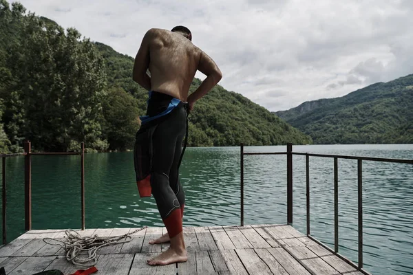 Triatlon atleti gölde yüzme antrenmanına hazırlanıyor. — Stok fotoğraf