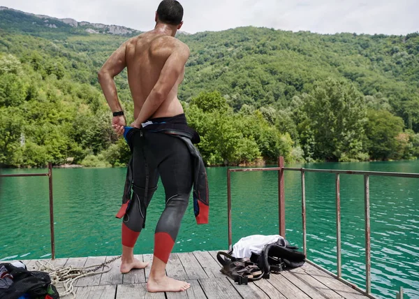 Atleta triatlón preparándose para el entrenamiento de natación en el lago —  Fotos de Stock