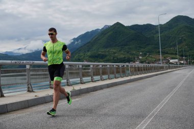 Sokakta koşan triatlon atleti