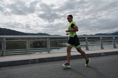 Sokakta koşan triatlon atleti