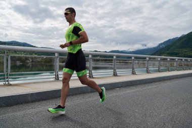 Sokakta koşan triatlon atleti
