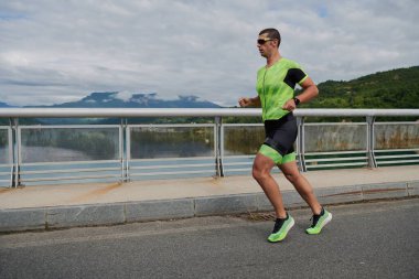 Sokakta koşan triatlon atleti