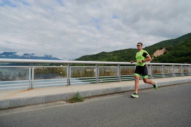 Sokakta koşan triatlon atleti