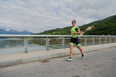 Sokakta koşan triatlon atleti