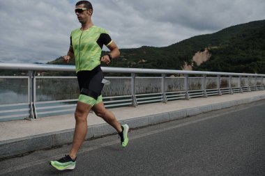Sokakta koşan triatlon atleti