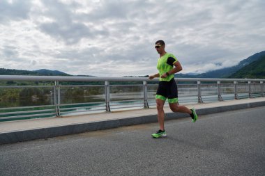 Sokakta koşan triatlon atleti