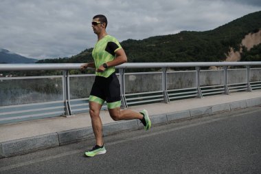 Sokakta koşan triatlon atleti