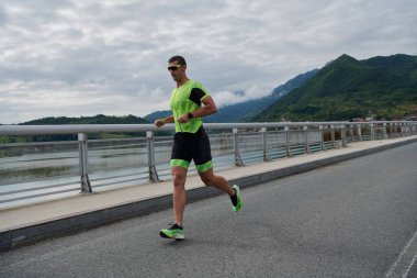 Sokakta koşan triatlon atleti