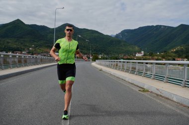 Sokakta koşan triatlon atleti