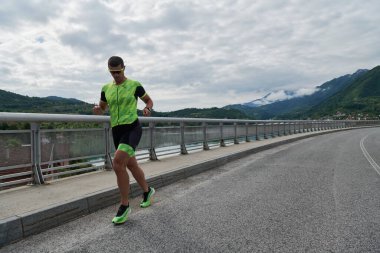 Sokakta koşan triatlon atleti
