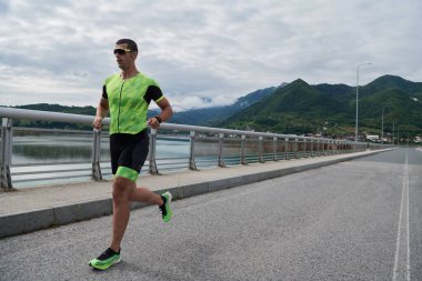 Sokakta koşan triatlon atleti