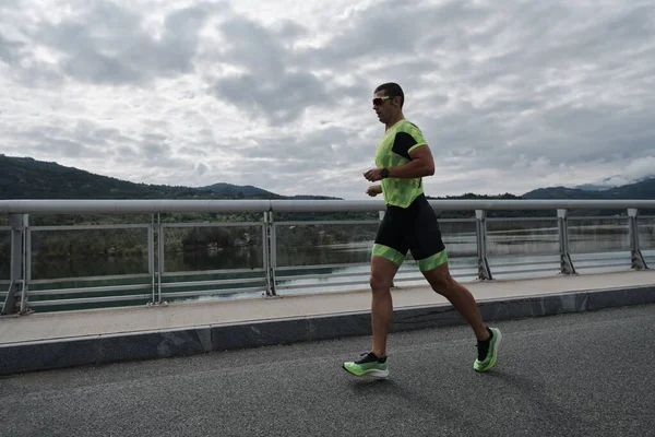 Triatlon atleet draait op straat — Stockfoto
