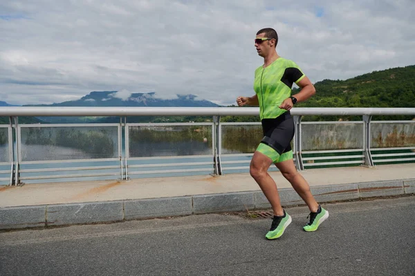 Triatlon atlet běží na ulici — Stock fotografie