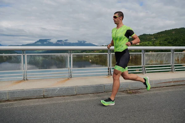 Triatlón atleta corriendo en la calle — Foto de Stock