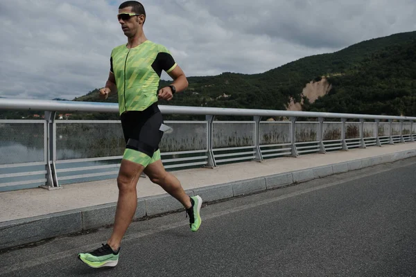 Triatlon atleet draait op straat — Stockfoto