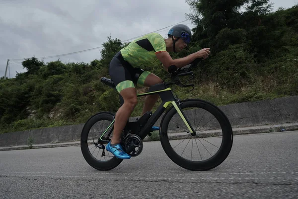 Triatlo atleta andar de bicicleta no treinamento matutino — Fotografia de Stock