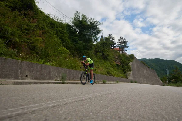 Triatlón atleta montar una bicicleta en el entrenamiento de la mañana — Foto de Stock