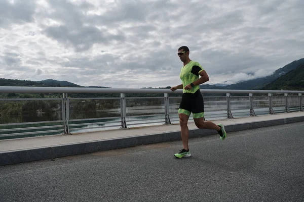 Athlète de triathlon qui court dans la rue — Photo