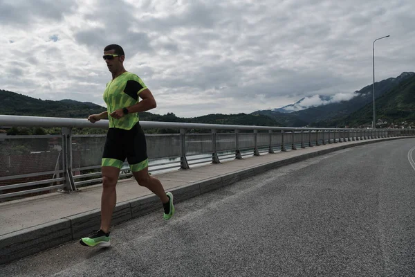 Triatlon atlet běží na ulici — Stock fotografie