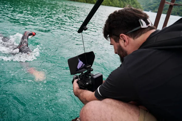 Videofilmer filmt Triathlonschwimmerin — Stockfoto