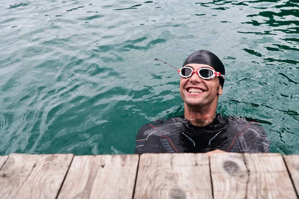 Retrato de nadador de triatleta con traje de neopreno en el entrenamiento — Foto de Stock