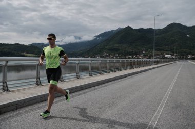 Sokakta koşan triatlon atleti