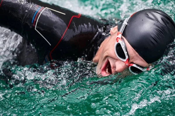 Atleta de triatlón nadando en el lago con traje de neopreno — Foto de Stock