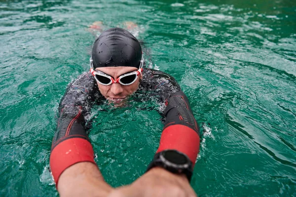 Triathlet schwimmt im Neoprenanzug auf See — Stockfoto