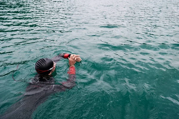 Αθλητής τριάθλου που κολυμπάει στη λίμνη φορώντας στολή κατάδυσης — Φωτογραφία Αρχείου