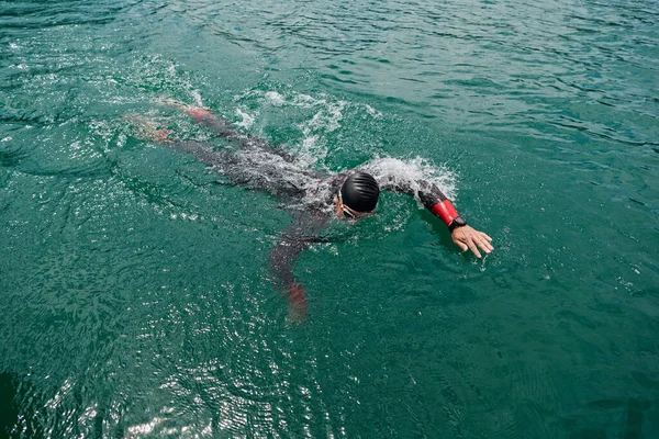 잠수복을 입고 호수에서 수영하는 3 종 경기 선수 — 스톡 사진