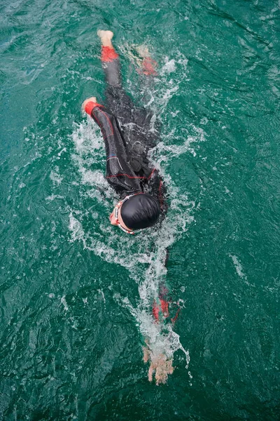 Triathlon idrottare simma på sjön bär våtdräkt — Stockfoto