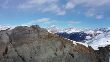 Kışın dağların tepelerinde kar yağıyordu. 