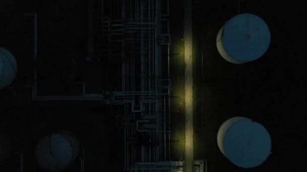 Olieraffinaderij tank bovenaanzicht — Stockvideo