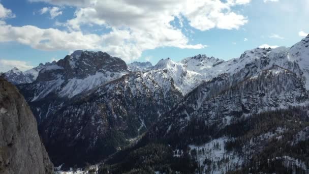 Picos de montaña cubiertos de nieve aérea en los Alpes en invierno — Vídeo de stock