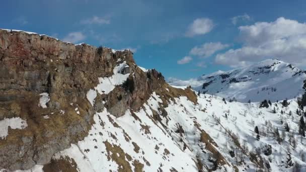 冬のアルプスの空中雪に覆われた山の峰 — ストック動画