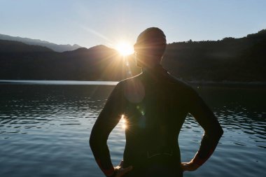 triatlon atleti gölde yüzme antrenmanına başladı