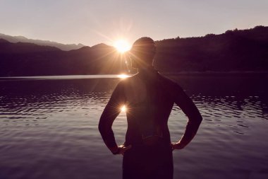 triatlon atleti gölde yüzme antrenmanına başladı