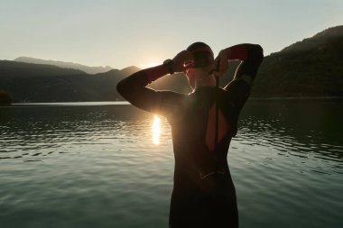 triatlon atleti gölde yüzme antrenmanına başladı