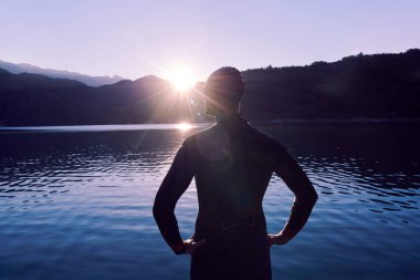 triatlon atleti gölde yüzme antrenmanına başladı